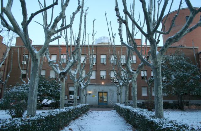 This is the main entrance to the Institute of Optics. The building was built by famous architect Fisac in the 50's. Our offices are on the 3rd floor, and all the lab space of the Visual Optics and Biophotonics group is in the basement.