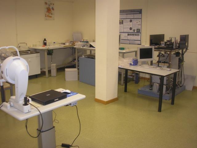 This lab hosts the LRT II to measure ocular aberrations sequentially, a Purkinje imaging system for in vivo measurements of crystalline lens/IOL phakometry, tilt and decentration, and a Scheimpflug imaging system (Pentacam, Oculus).