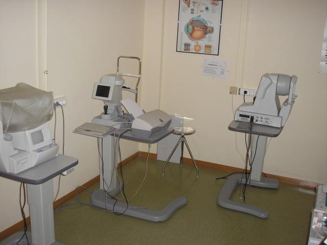 This lab hosts conventional equipment for ocular biometry (IOLMaster for axial length, ACD and keratometric measurements), corneal topography and autorefractometry.