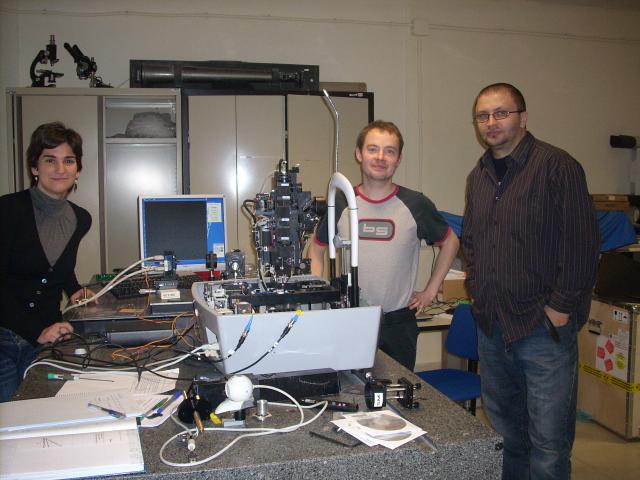 Laura Remon and Damian Siedlecki working on the sOCT system at VIOBIO with collaborator Irek Grulwoski (from Maciej Wojtkwoski's lab, Copernicus University)